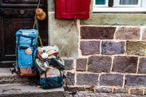 Consejos viajeros. Mochilas en la pared