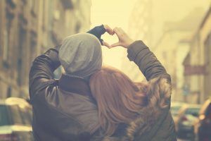 Vivir desde el amor. Pareja juntando manos