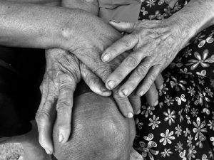 Vivir desde el amor. Manos juntas