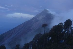 volcán Acatenango. Volcán de Fuego al atardecer