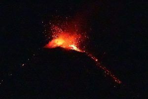 volcán Acatenango. Erupción del Volcán de Fuego