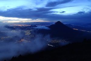 volcán Acatenango. Vistás del Volcán de Agua