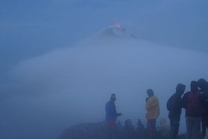volcán Acatenango. La cima del volcán Acatenango durante la salida del sol