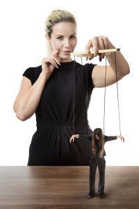 Ley de causa y efecto. Persona controlando marioneta