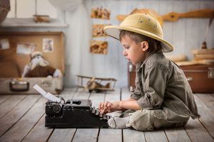Carta de despedida de un viajero. Niño con máquina de escribir