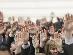 En una democracia real el pueblo decide