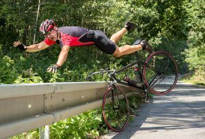 Ciclista tropezando en obstáculo