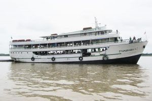 Barco público para cruzar el Amazonas