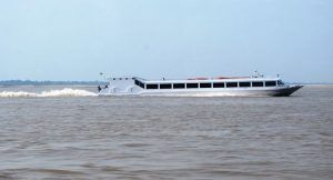 Ferry Rápido para cruzar el Amazonas