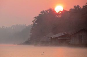 Amanecer en el río Amazonas