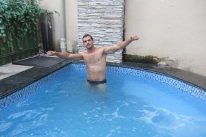 Piscina de mi hostal en Manaos