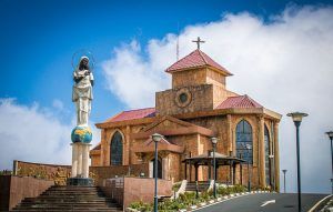 Iglesia y estátua de la Madre Basilia