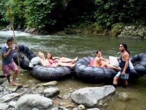 Transporte por el río de Bukit Lawan