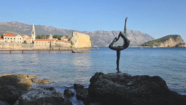 Dancing Girl of Budva. Estatua de la Bailarina de Budva